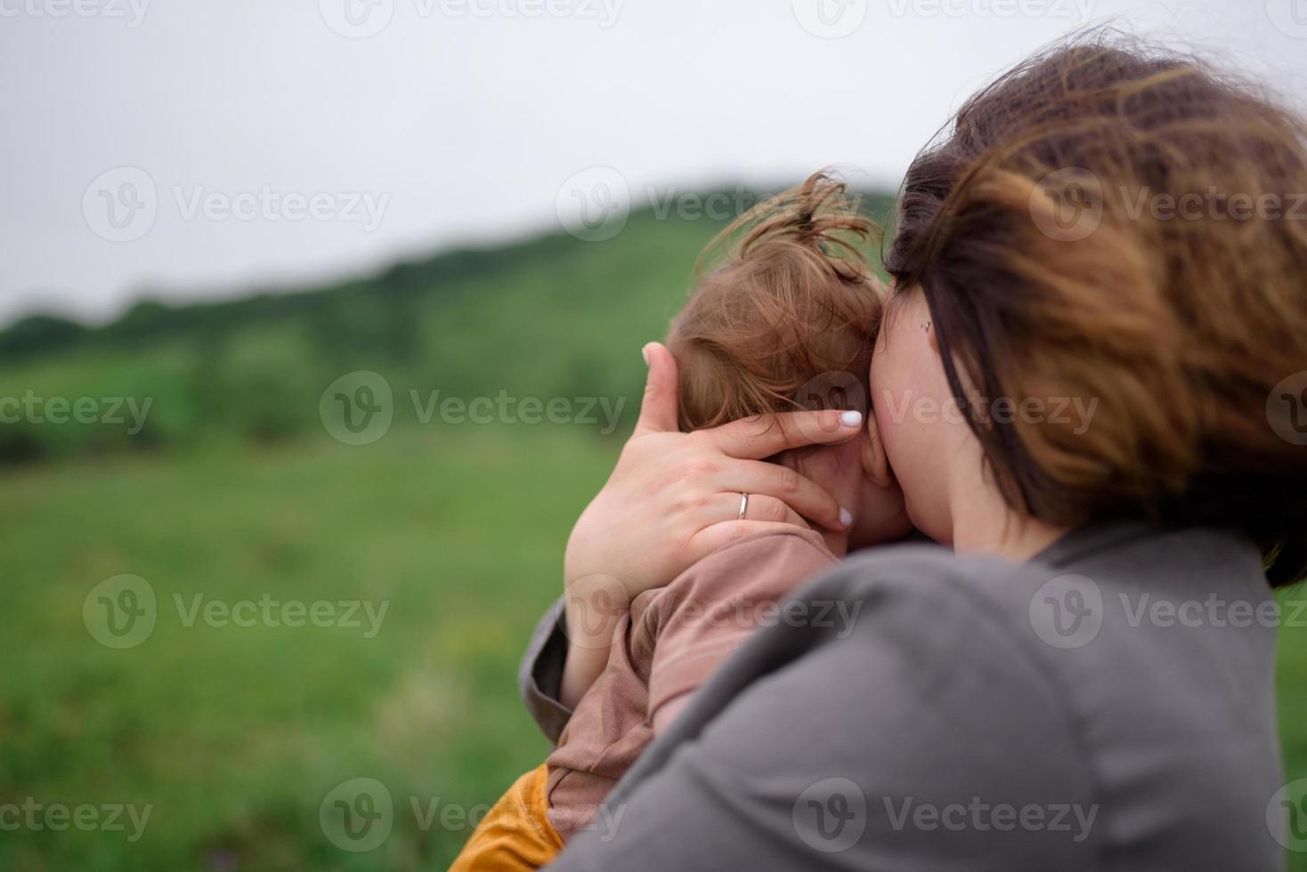 maman, papa et fille. les parents tiennent le bébé par les mains et vont vers la caméra. photo