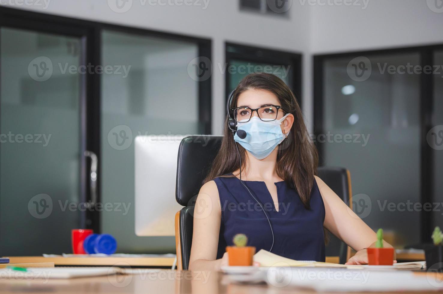 jeune femme opératrice téléphonique avec casque porter un masque facial de protection contre le coronavirus, équipe de direction du service client travaillant au bureau photo