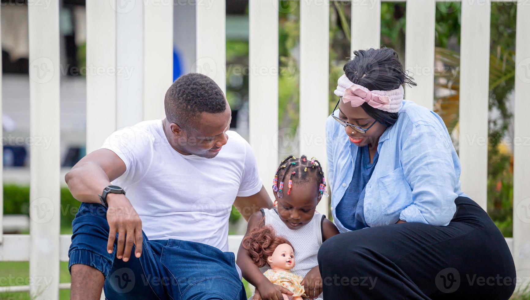 heureux père mère et fille jouant ensemble en plein air, joyeuse famille afro-américaine profitant du parc, concepts de famille de bonheur photo