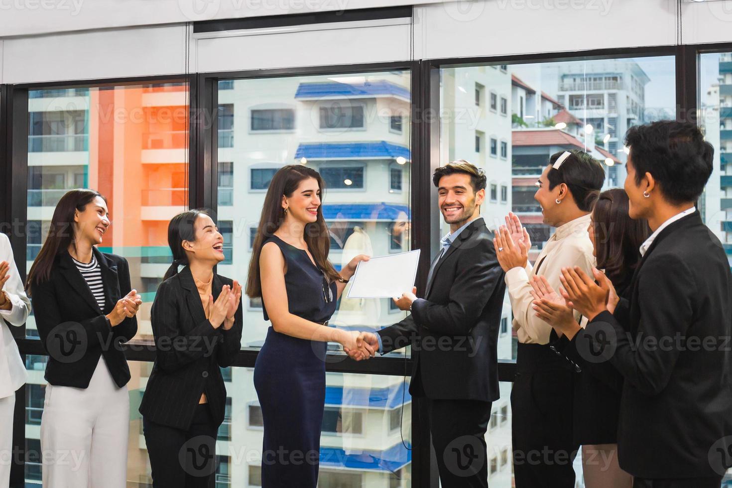 l'employé reçoit un certificat de réussite, les hommes d'affaires avec certificat au bureau, l'homme d'affaires donnant un certificat d'appréciation à l'employé pour sa réussite photo