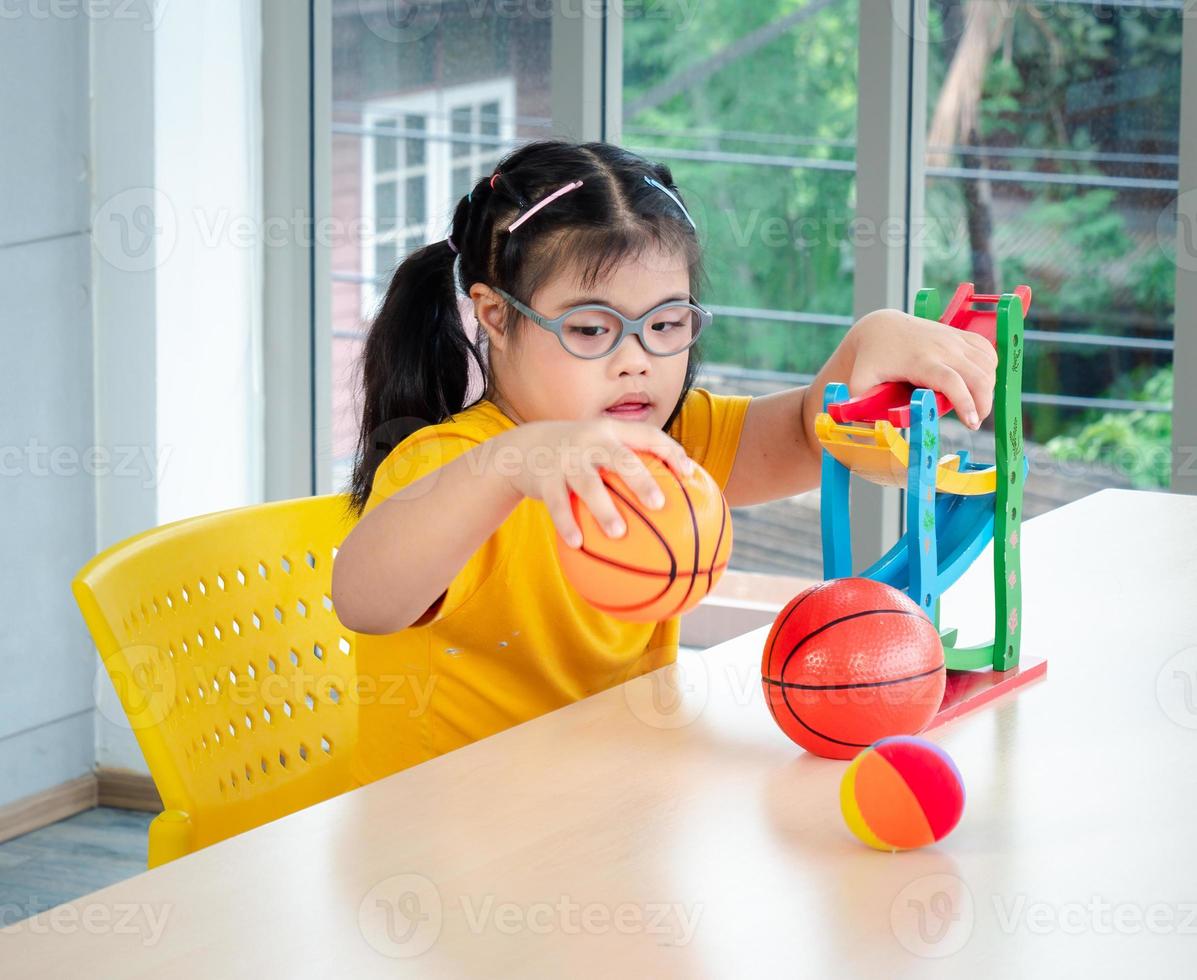 un cours d'arts créatifs de groupe joyeux pour les enfants et leur professeur dans la salle de classe, des écoliers heureux jouant à un jeu de société intéressant pendant une leçon en classe photo