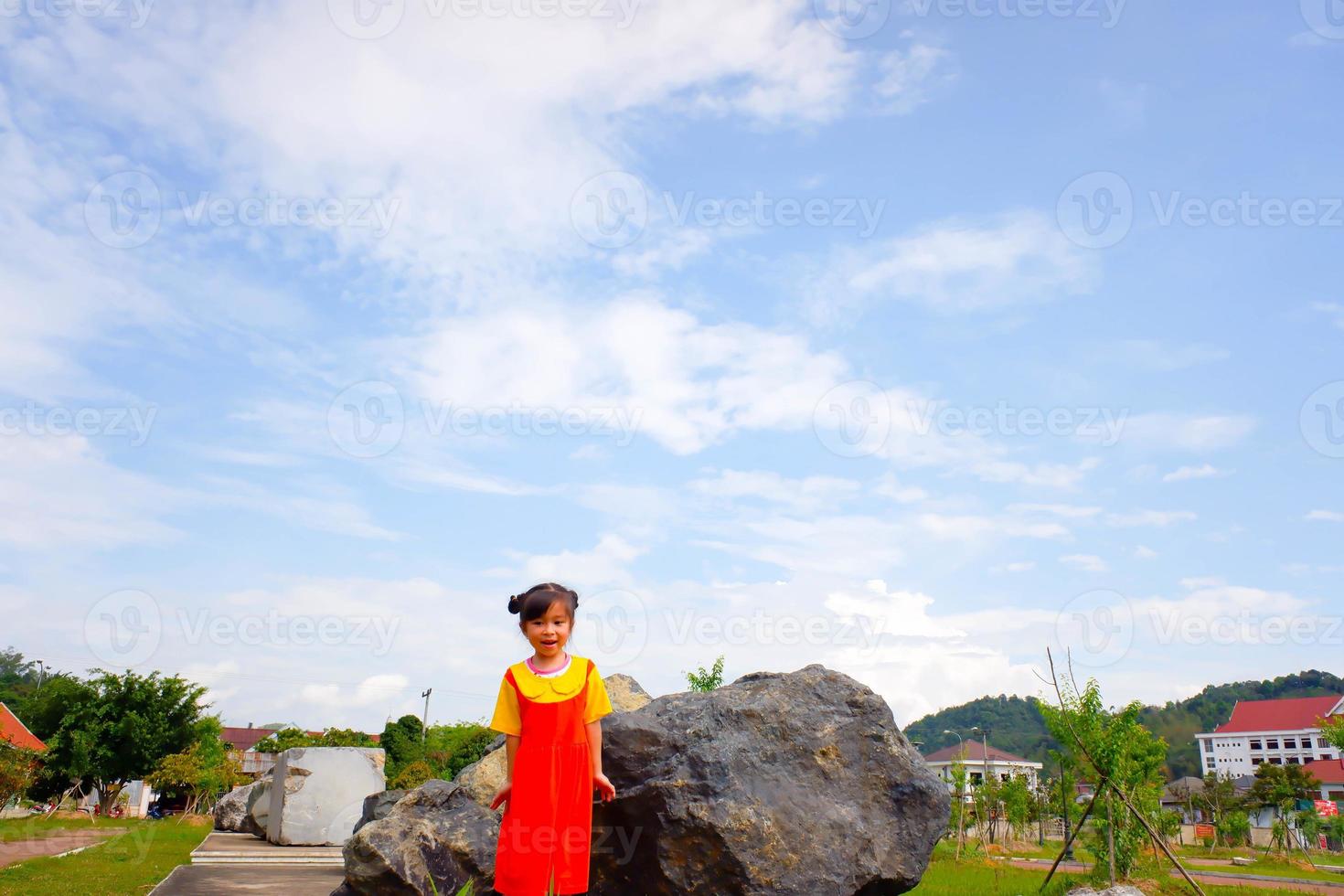 jolie petite fille porte une tenue gokowa jaune-orange, mugunghwa dans un parc public. robe de mode pour filles et adolescentes. photo