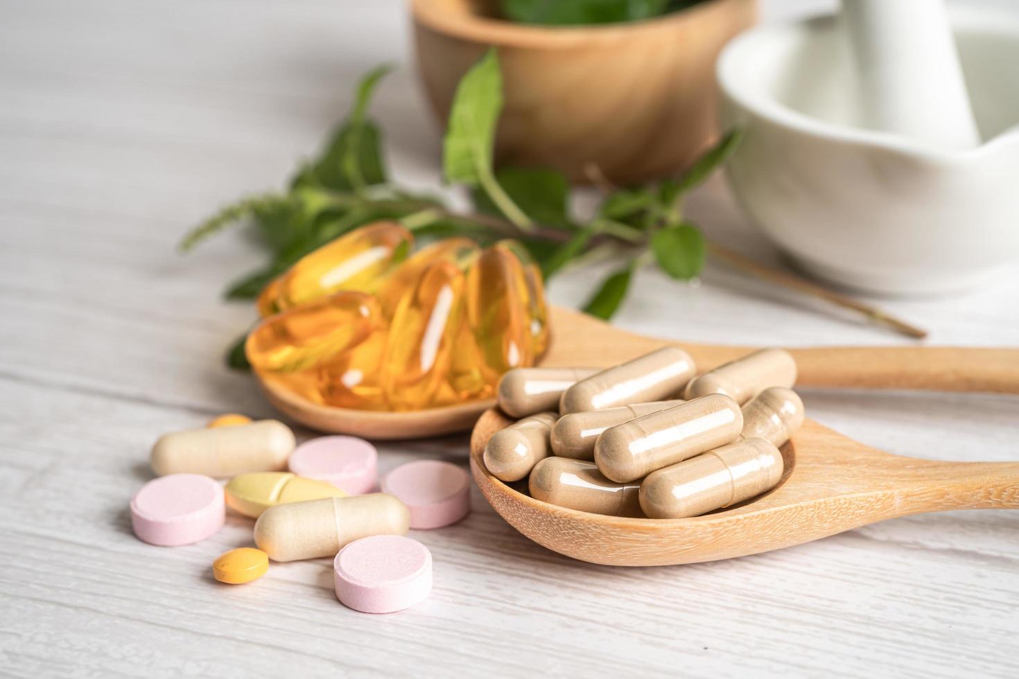 médecine alternative capsule bio à base de plantes avec des suppléments naturels de feuilles d'herbes pour une bonne vie saine. photo