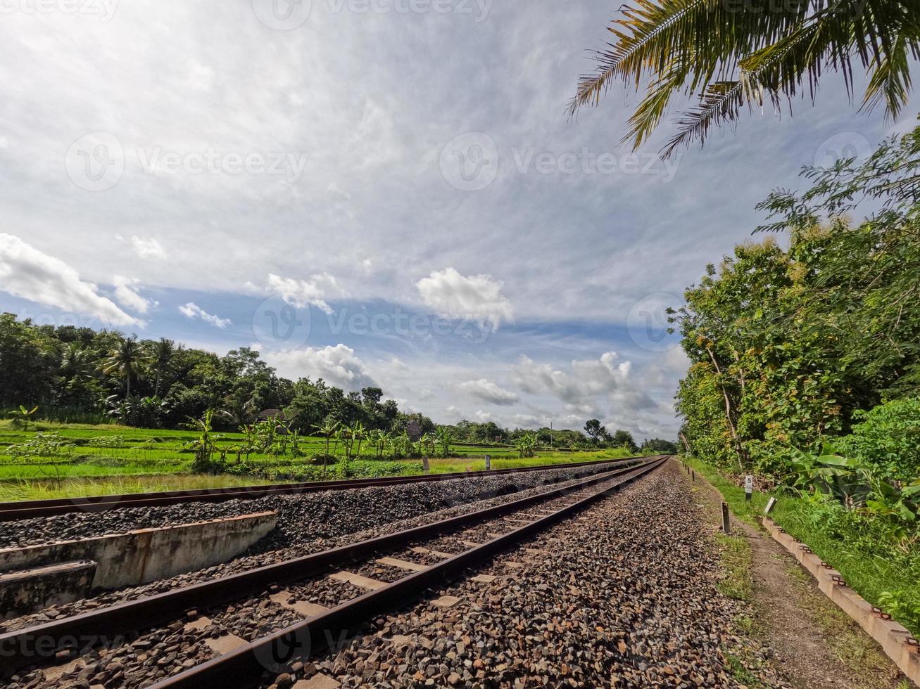 la vue sur la voie ferrée à yogyakarta en indonésie, les rochers visibles et un fond de ciel clair photo