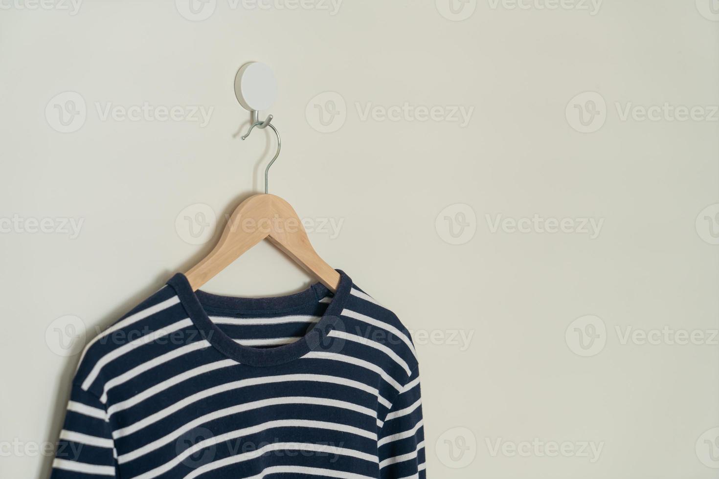 t-shirt suspendu avec cintre en bois photo