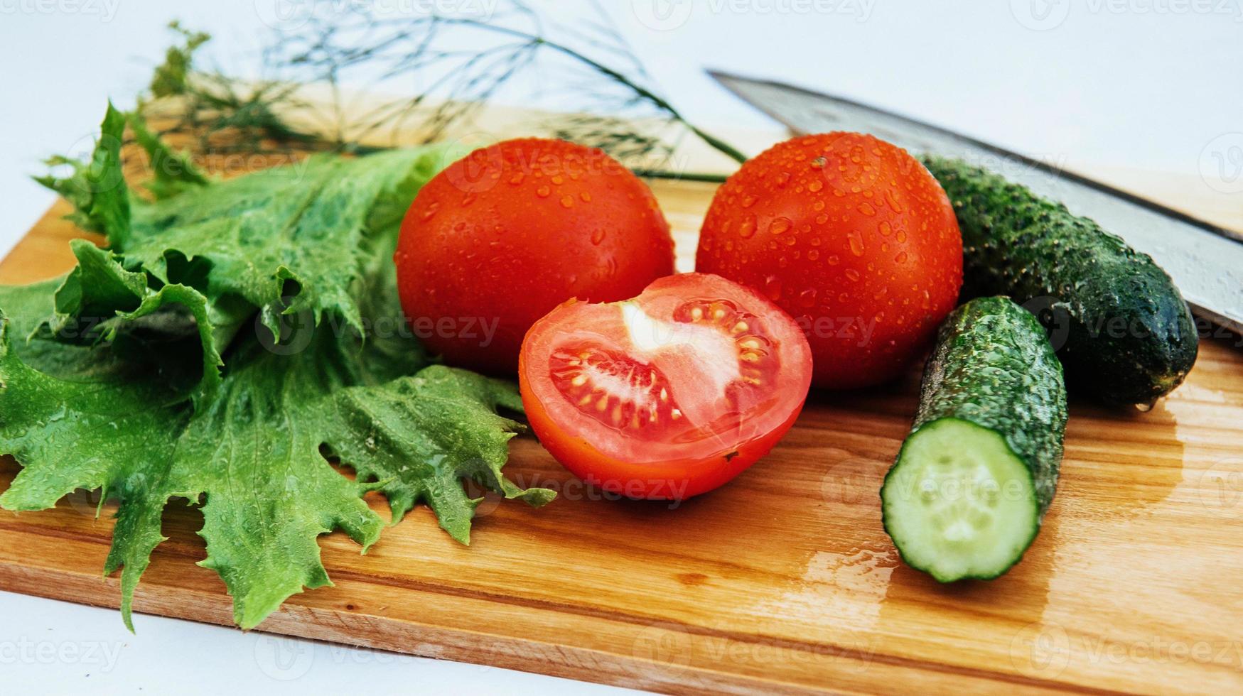 tranches de tomates et concombres à bord photo