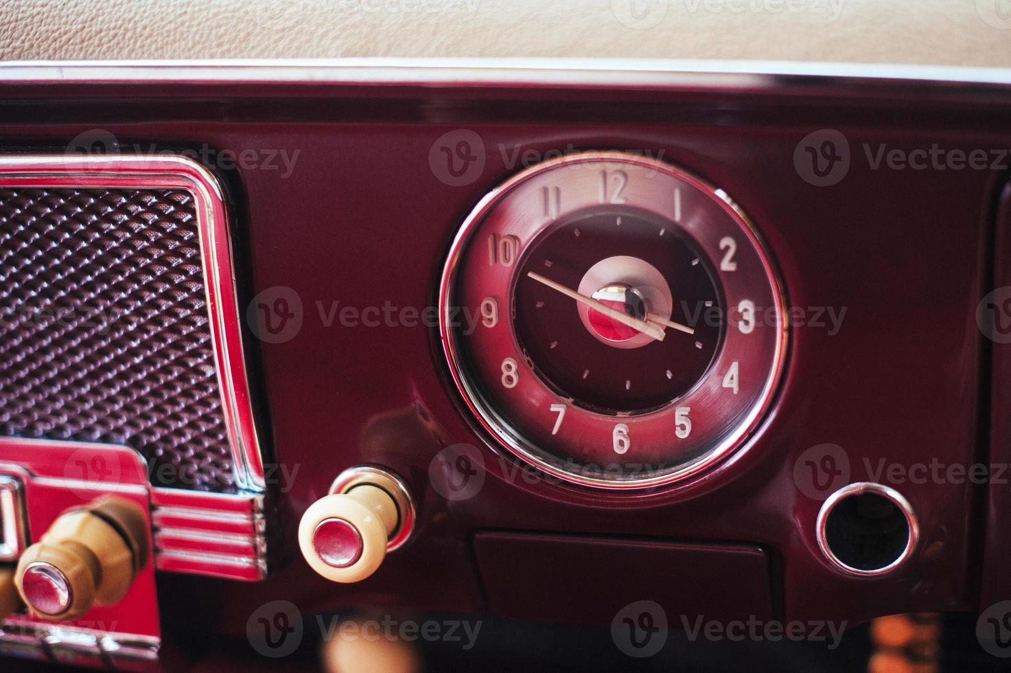 radio dans le tableau de bord à l'intérieur de la vieille automobile vintage. photo