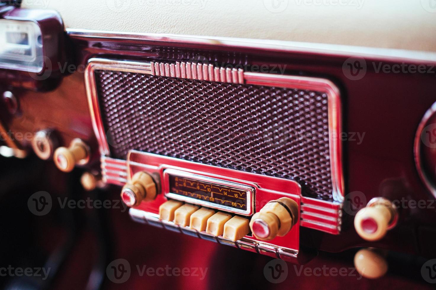 radio dans le tableau de bord à l'intérieur de la vieille automobile vintage. photo