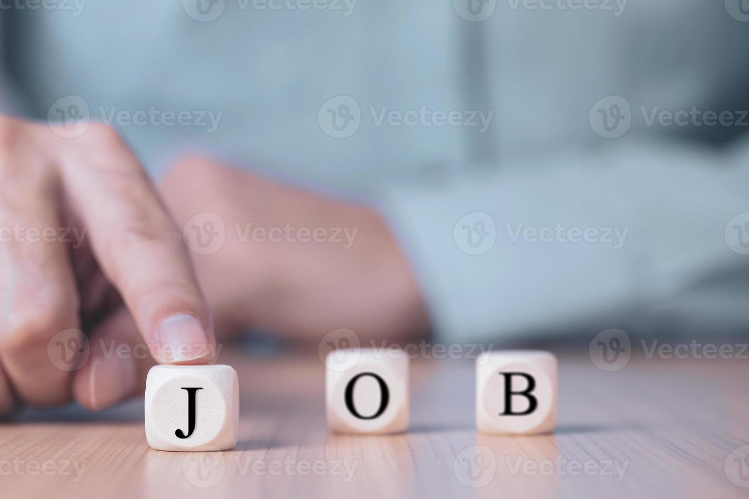 mot de travail gros plan sur des cubes de blocs de bois. concept de motivation créative d'entreprise photo