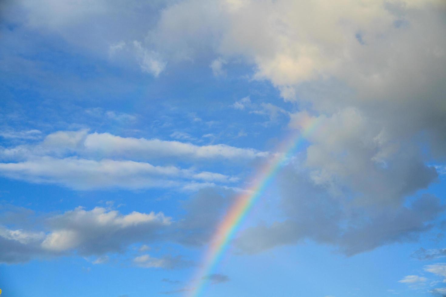 arc-en-ciel, ciel bleu et nuages blancs. photo