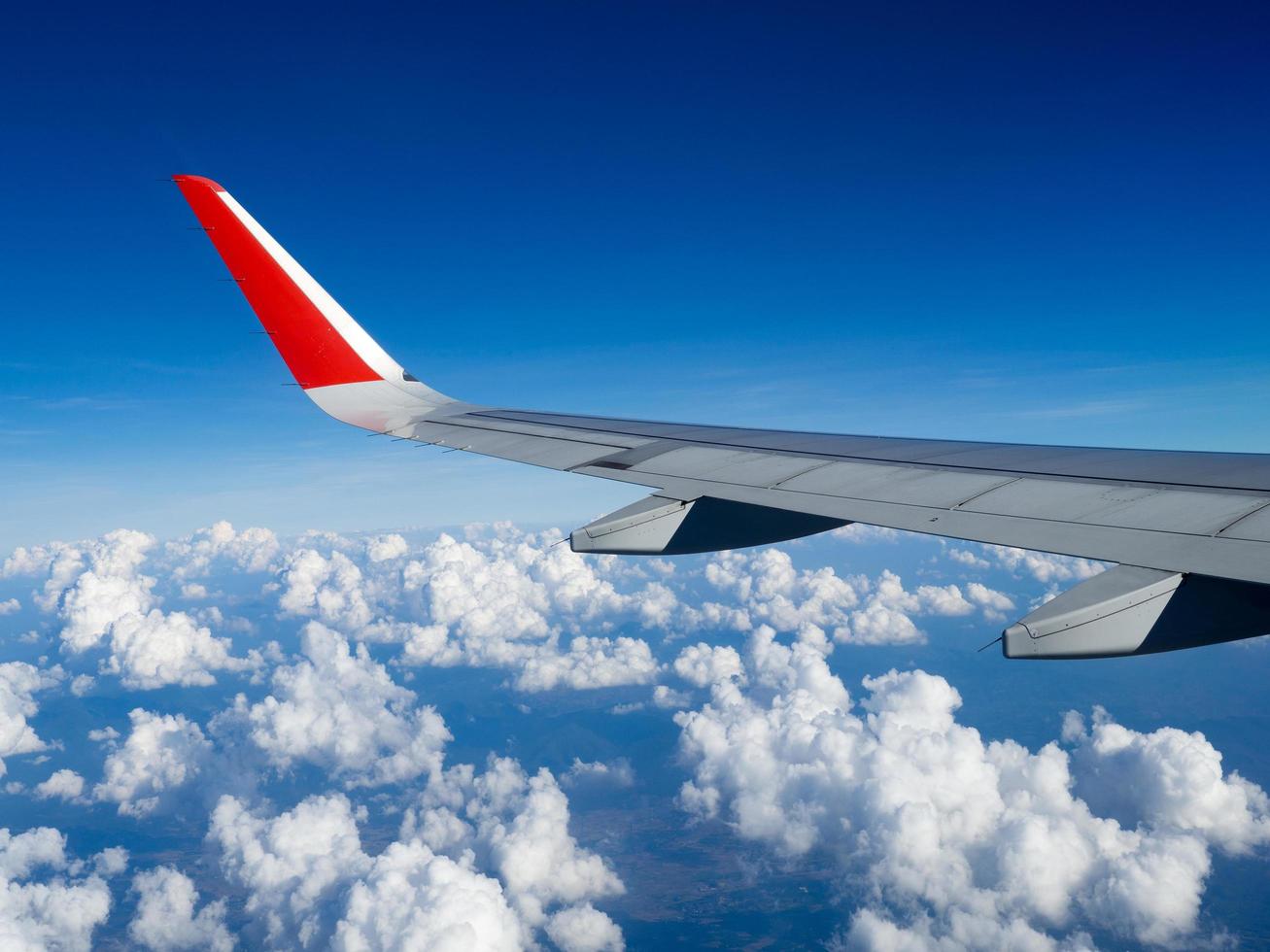 vue depuis les fenêtres de l'avion depuis le passager, le beau groupe de nuages et le ciel bleu. avion à voilure en altitude pendant le vol.concept de voyage et de voyage d'affaires. notion de voyage. photo