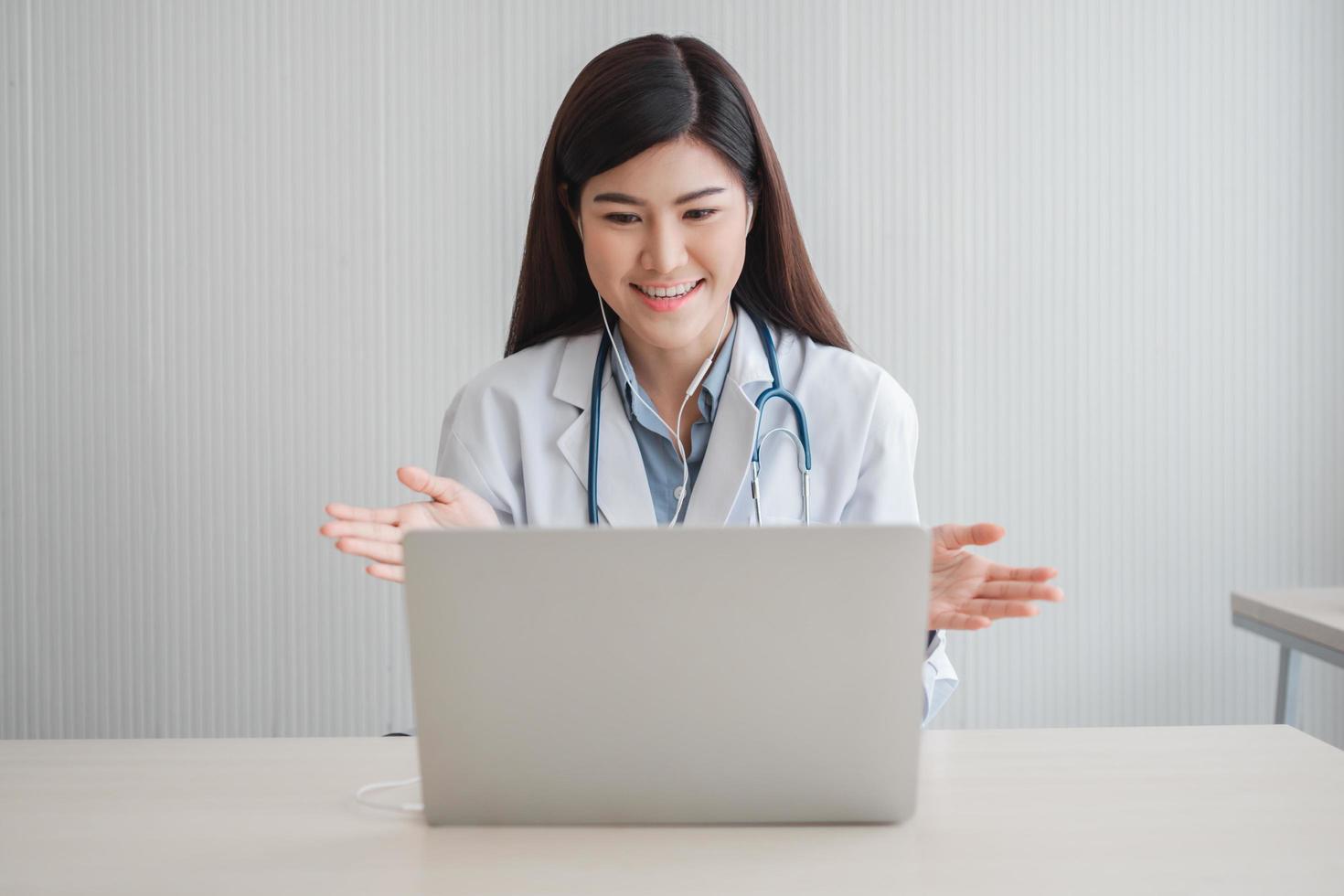 une femme médecin thérapeute asiatique est en ligne avec un patient sur l'application internet. son écoute et donne des conseils et explique comment traiter la maladie initiale, concept de technologie médicale. photo