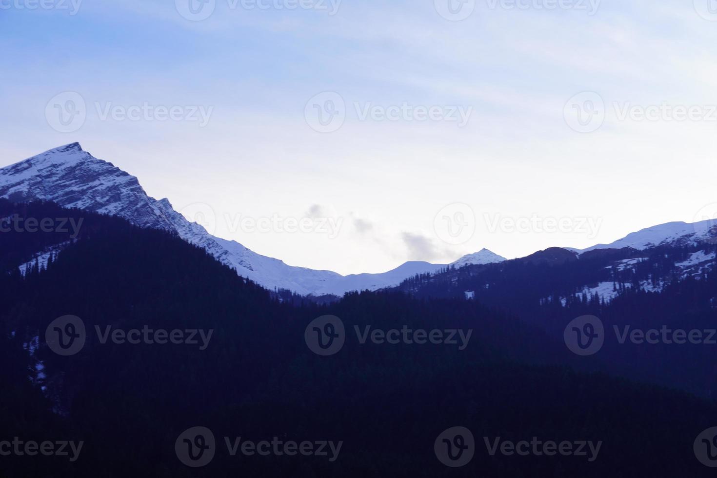 vue rapprochée d'une montagne avec des nuages photo