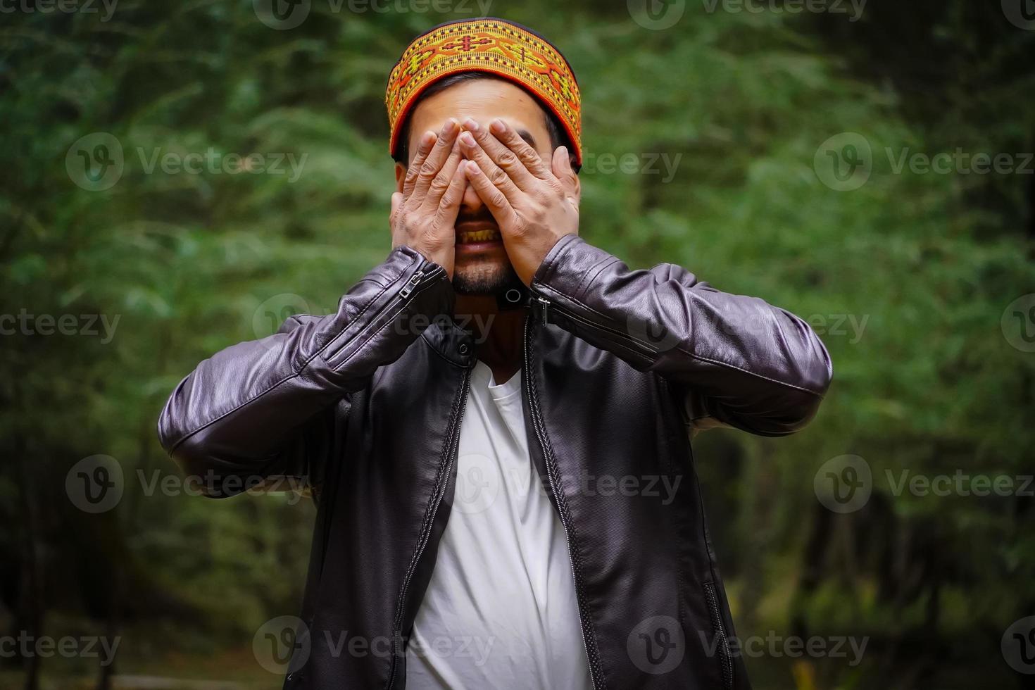 ne veut pas montrer son visage garçon himachali - stock images photo stock