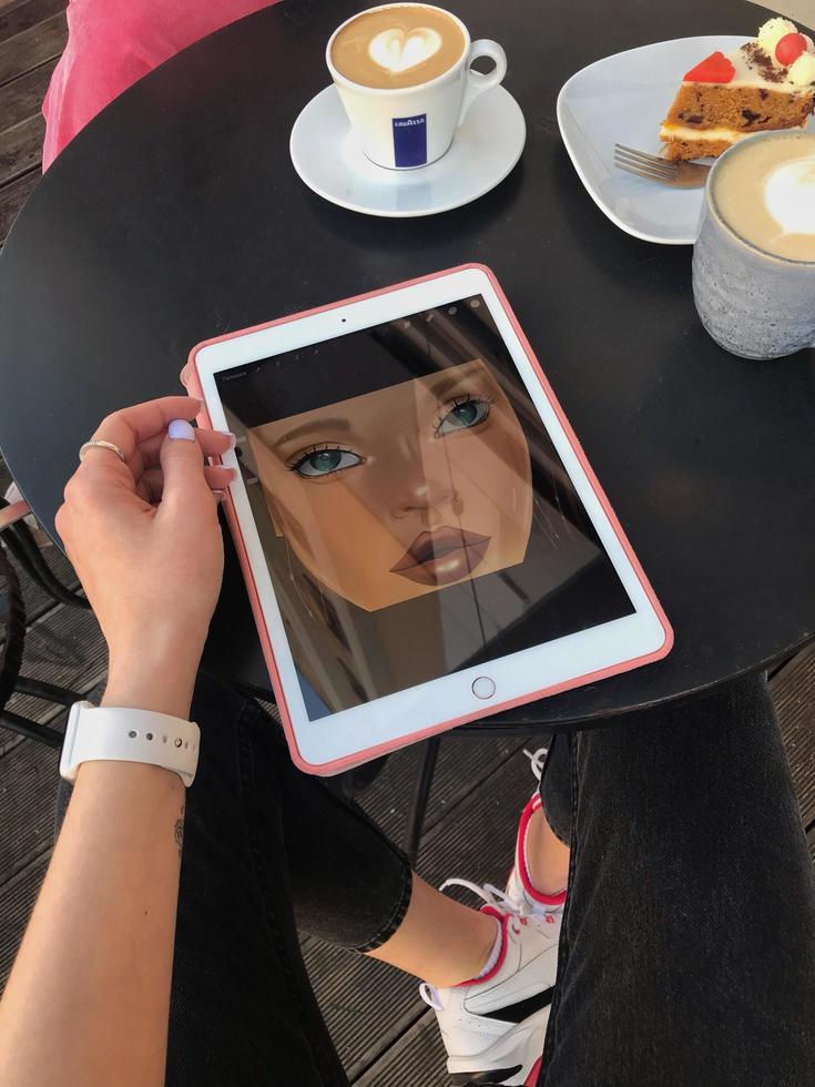 tablette pour dessiner sur la table. dessiner dans un café photo