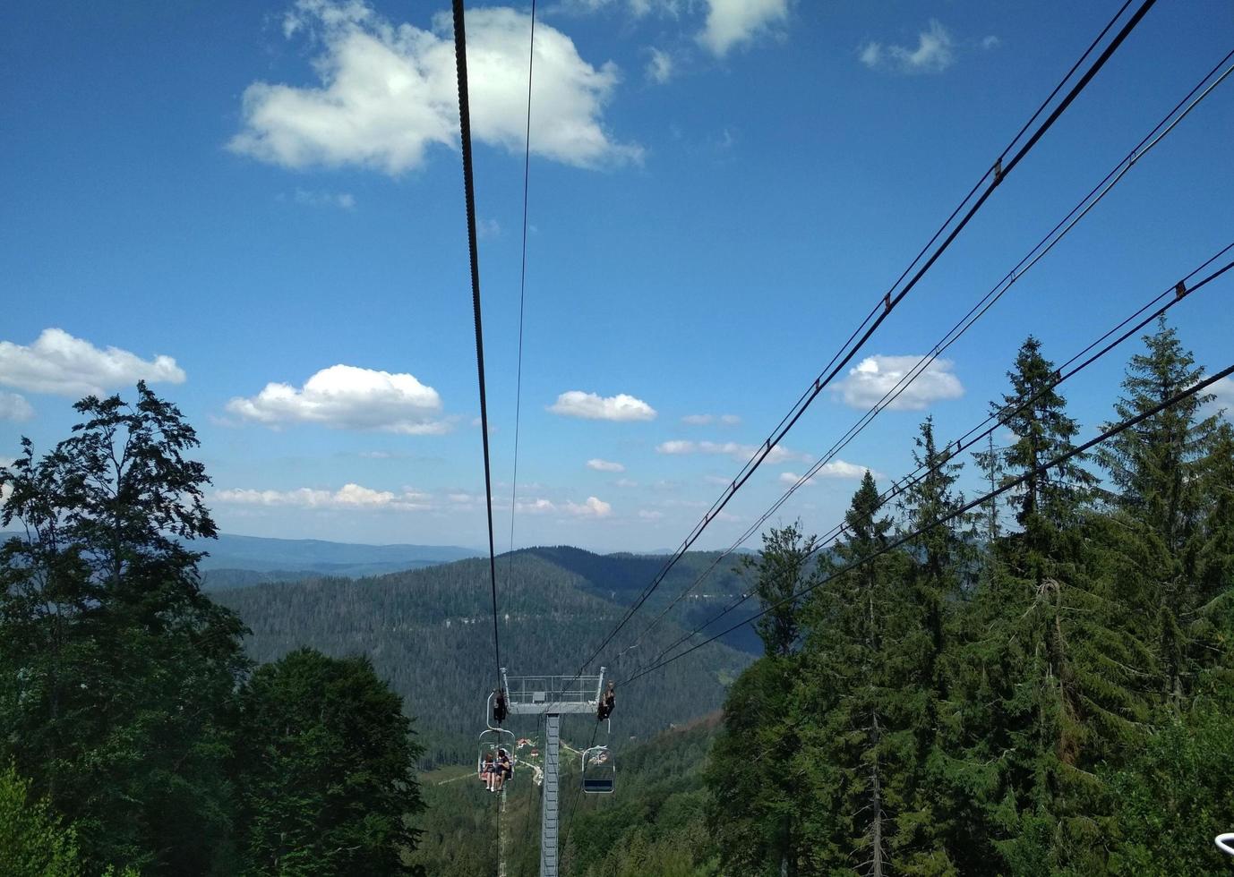 vue sur la montagne depuis le téléphérique. beau panorama des montagnes des carpates. montagnes des carpates, ukraine, europe photo