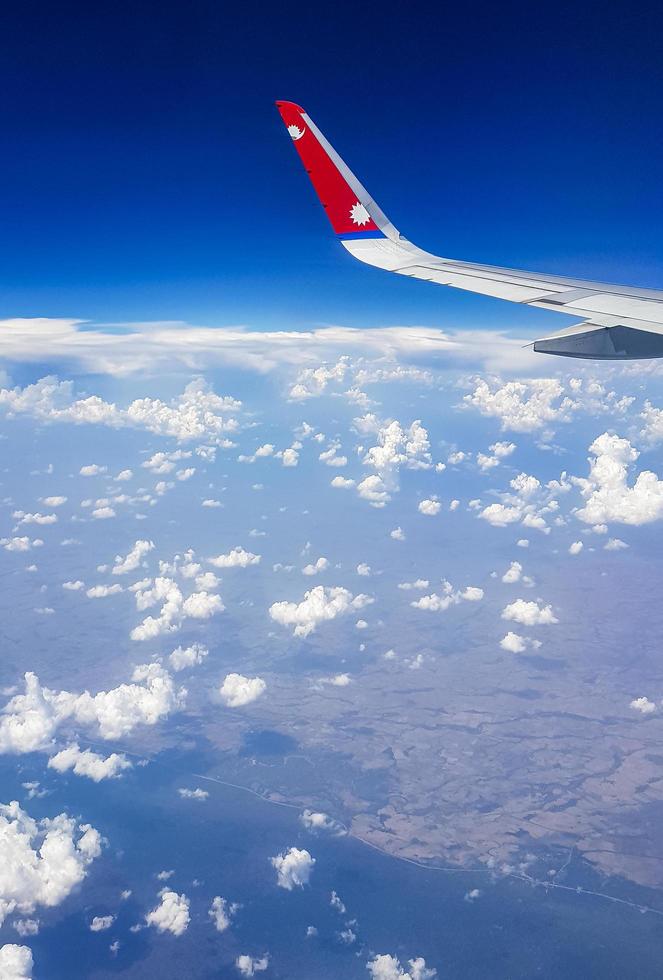 bangkok thaïlande 21. mai 2018 voler avec la compagnie aérienne népalaise au-dessus des nuages au-dessus de la campagne thaïlandaise. photo