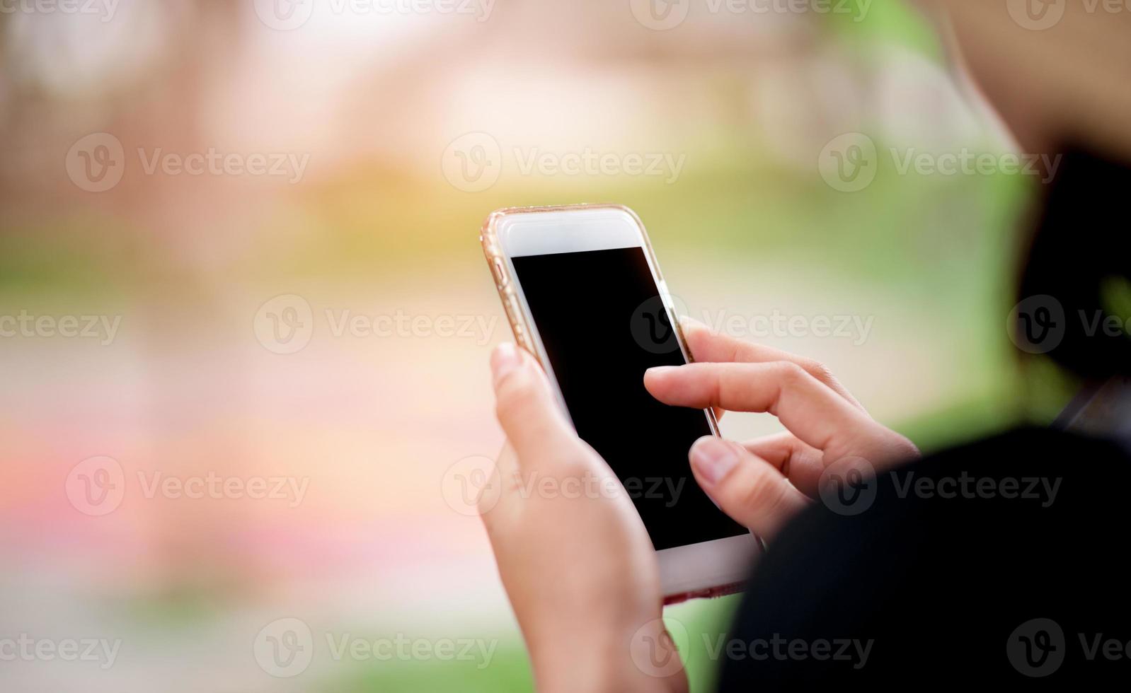 mains et téléphones blancs. vérification des actualités en ligne par téléphone. photo