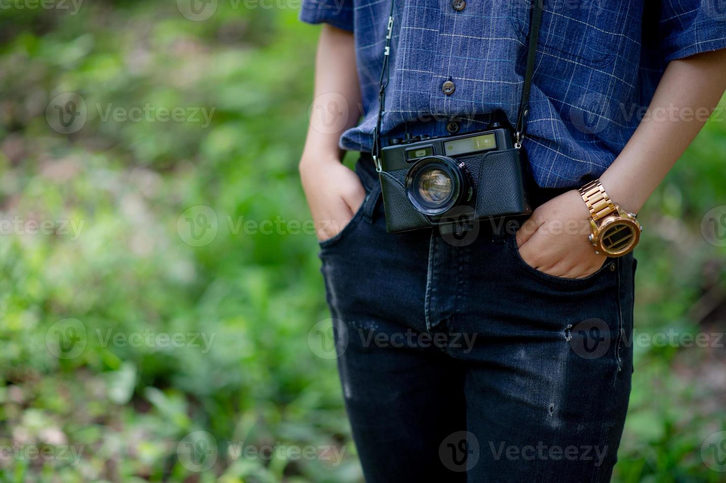 la femme et sa photographie de concept de voyage appareil photo bien-aimé