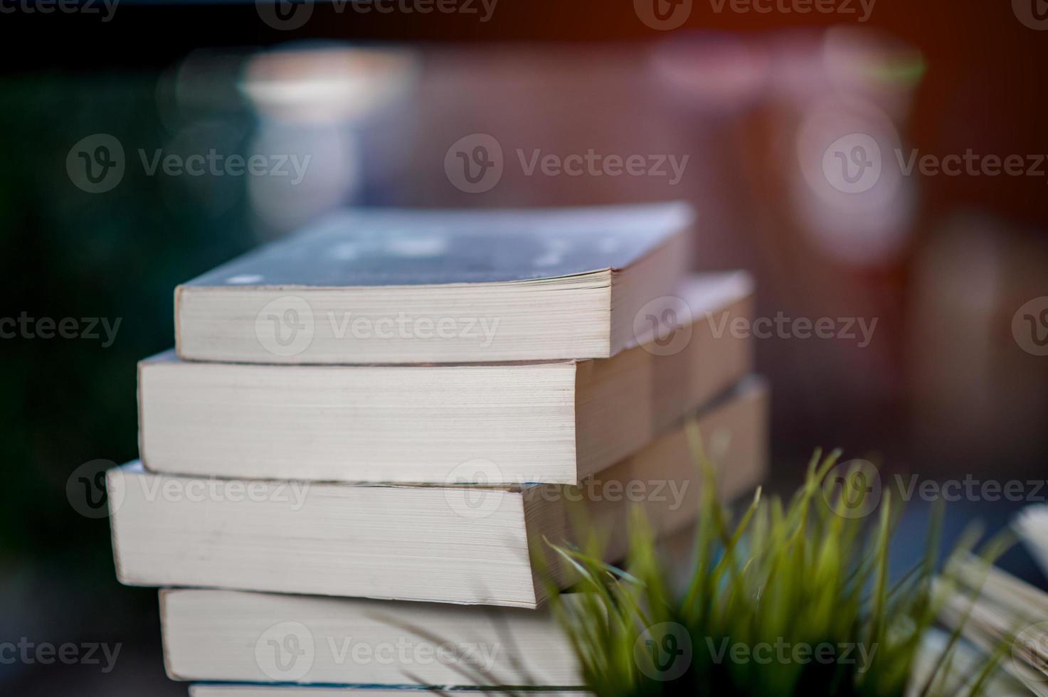 livre placé sur le bureau beaucoup de livres, belles couleurs pour étudier, savoir, éducation - images photo