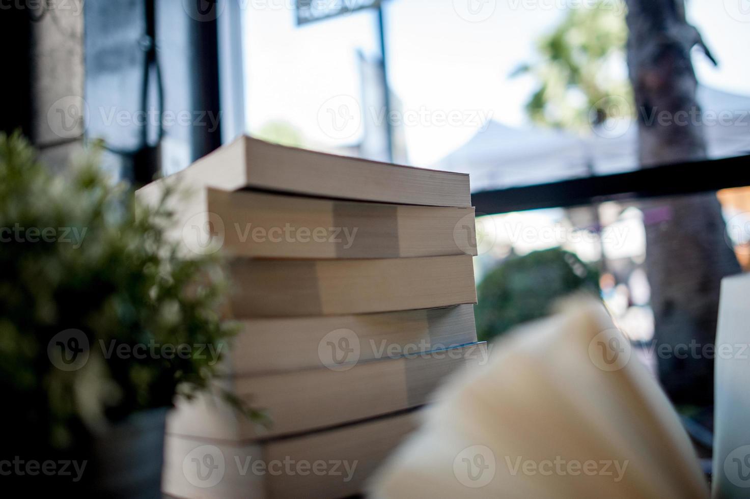 livre placé sur le bureau beaucoup de livres, belles couleurs pour étudier, savoir, éducation - images photo