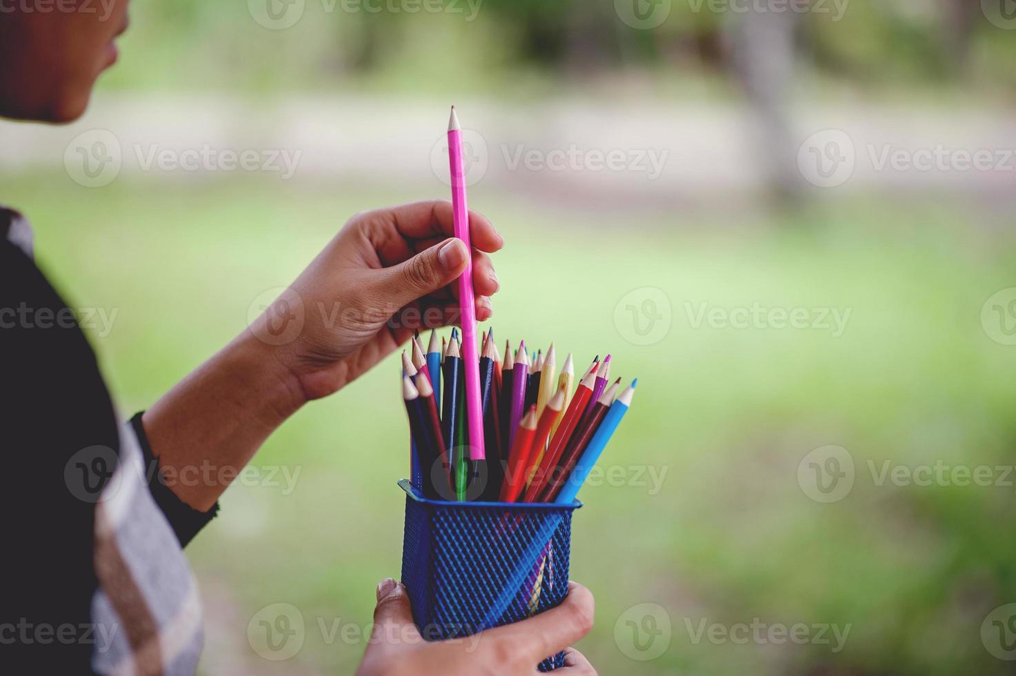 images à la main et au crayon, concept d'éducation de couleur de fond vert avec espace de copie photo