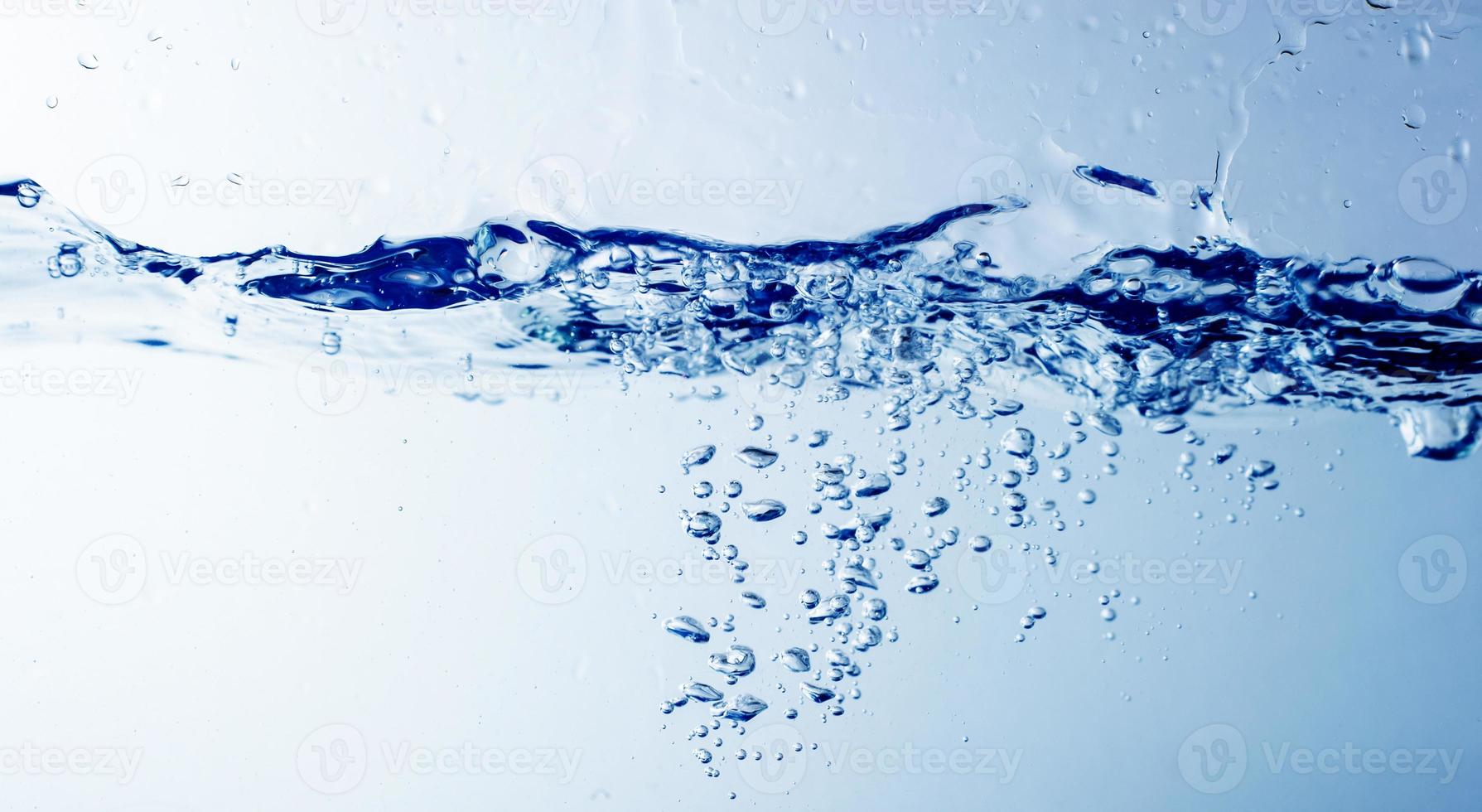 eau et bulles sur le fond bleu de l'eau photo