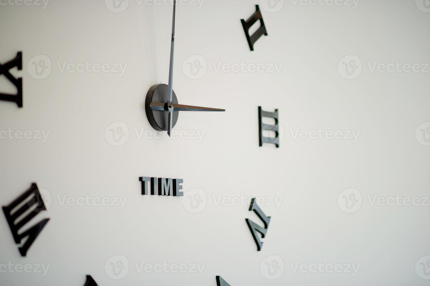 belle horloge murale dans une chambre blanche et propre photo