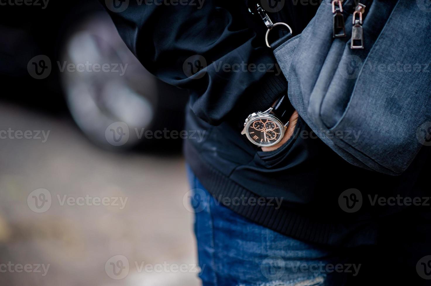 les mains et les montres des messieurs comme le port d'une montre-bracelet et la ponctualité photo