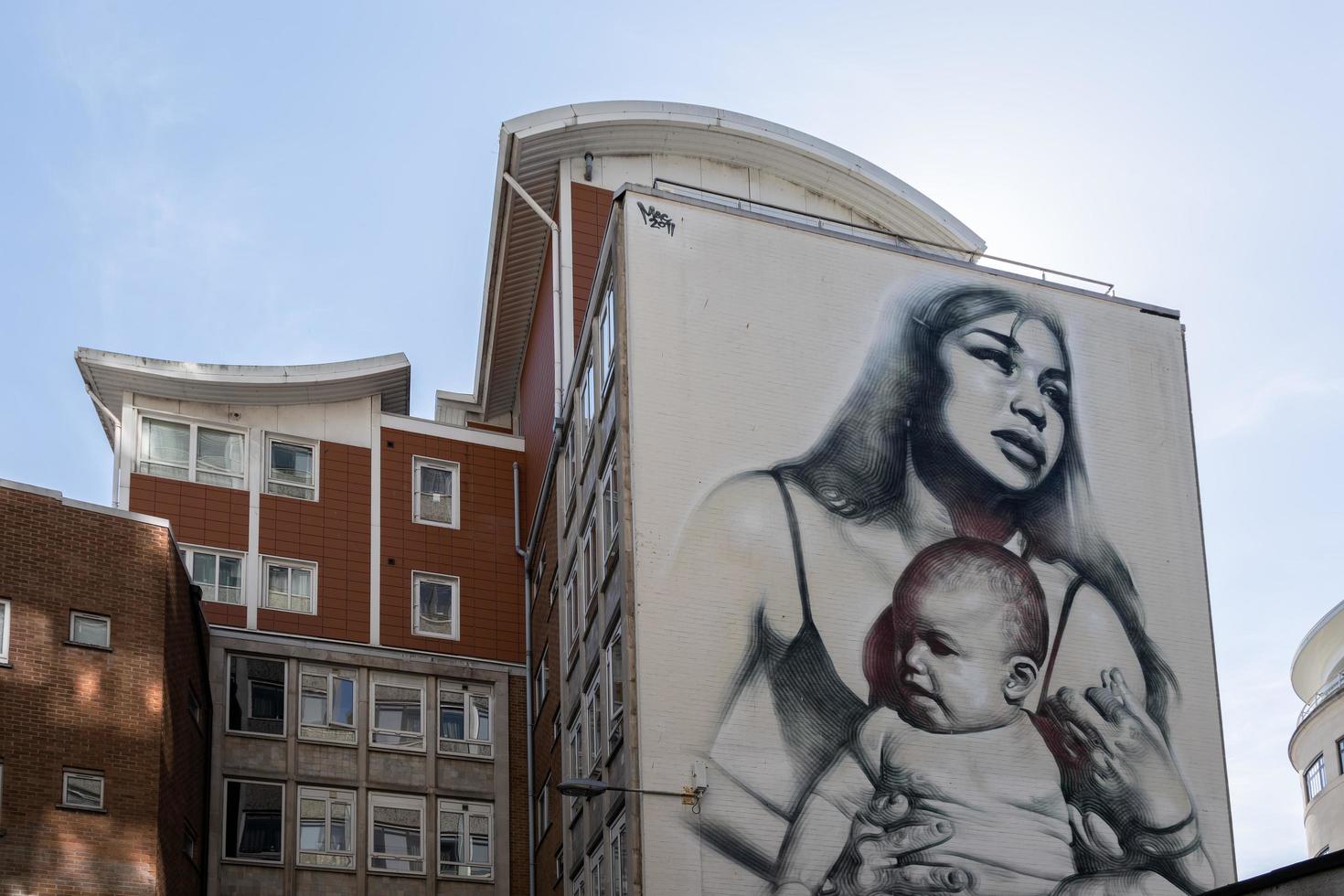 Bristol, Royaume-Uni, 2019. Portrait de femme et bébé graffiti sur un mur à Bristol le 14 mai 2019 photo