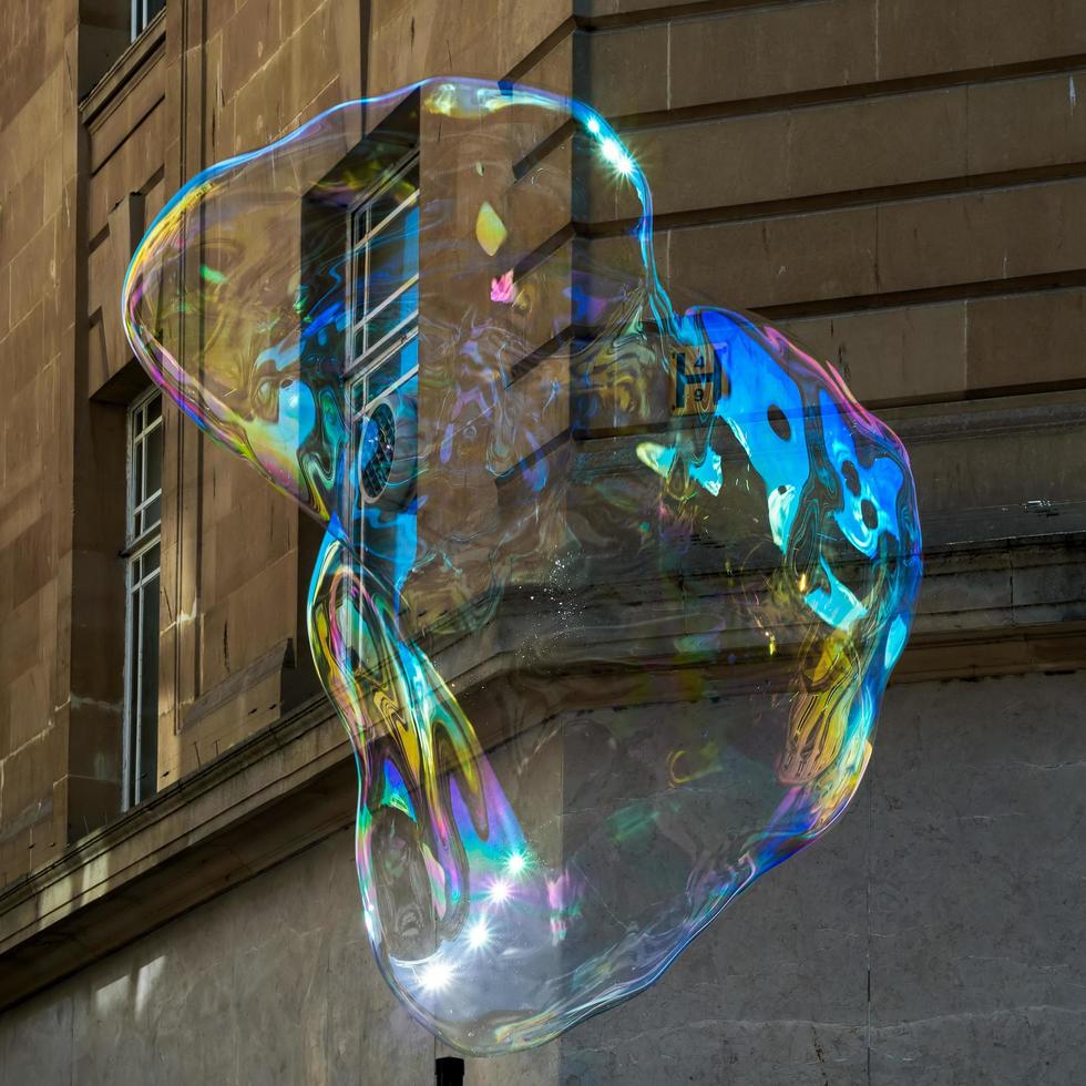 énorme bulle flottant dans l'air dans le bain photo
