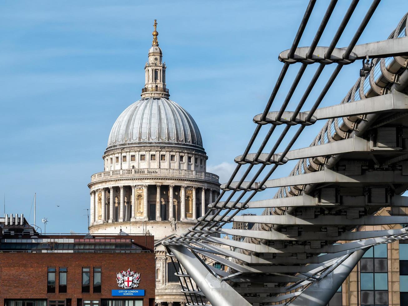 pont du millénaire et cathédrale st paul à londres photo