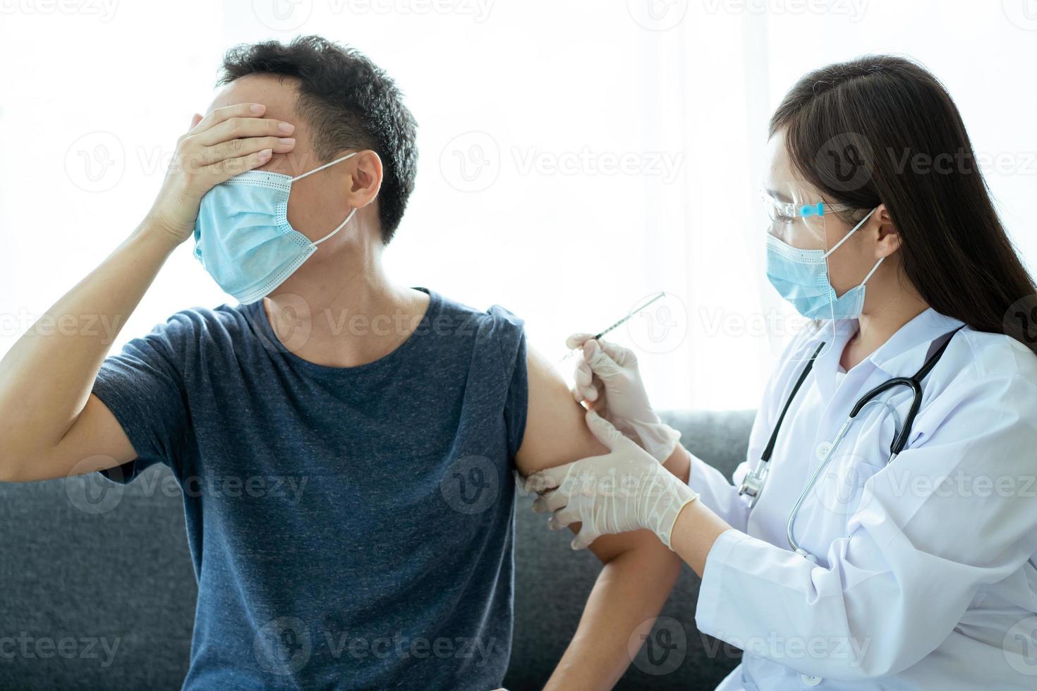 l'homme s'est fait vacciner. photo