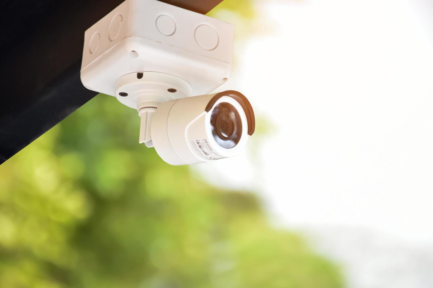 mini caméras de vidéosurveillance installées sur le mur à l'extérieur de la maison pour enregistrer et assurer la sécurité à la maison lorsque le propriétaire de la maison est resté à l'extérieur, mise au point douce et sélective sur les caméras de vidéosurveillance. photo