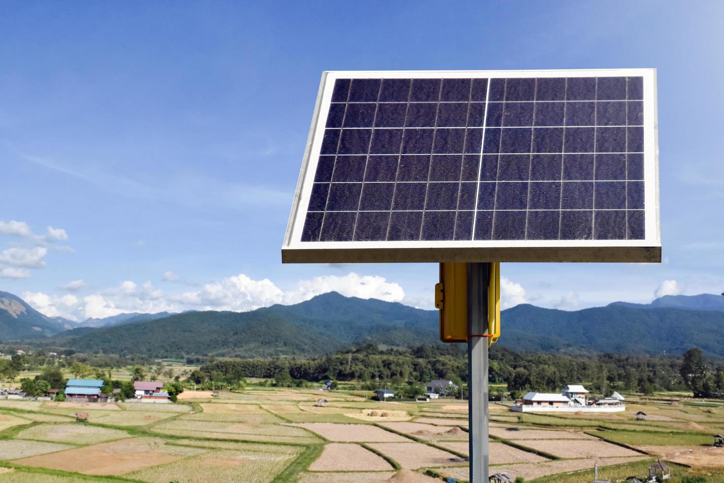 panneau photovoltaïque, nouvelle technologie pour stocker et utiliser l'énergie de la nature avec la vie humaine, l'énergie durable et le concept d'ami environnemental. photo