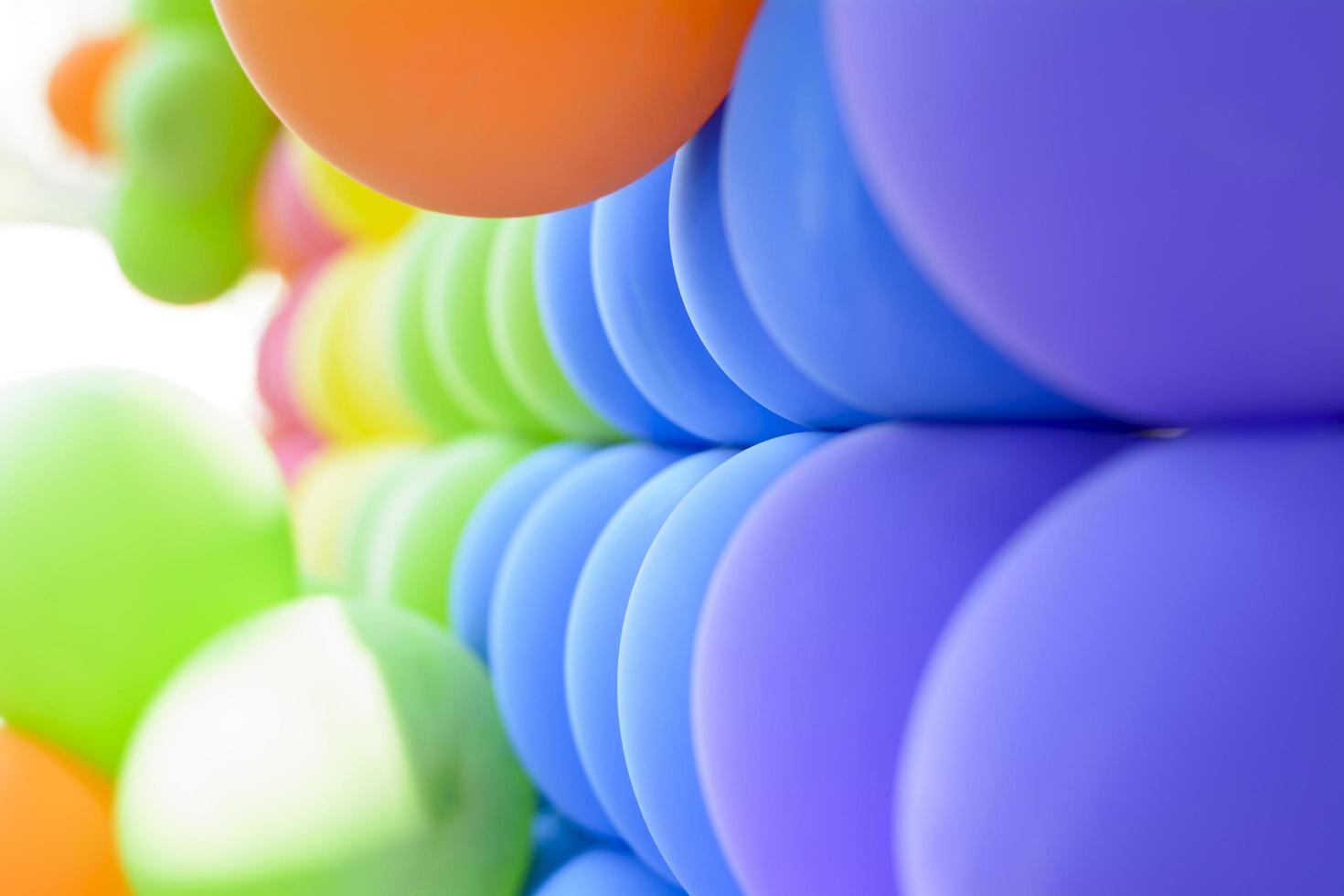 cette photo est un ballons multicolores. cette photo la montrant vive et lumineuse.