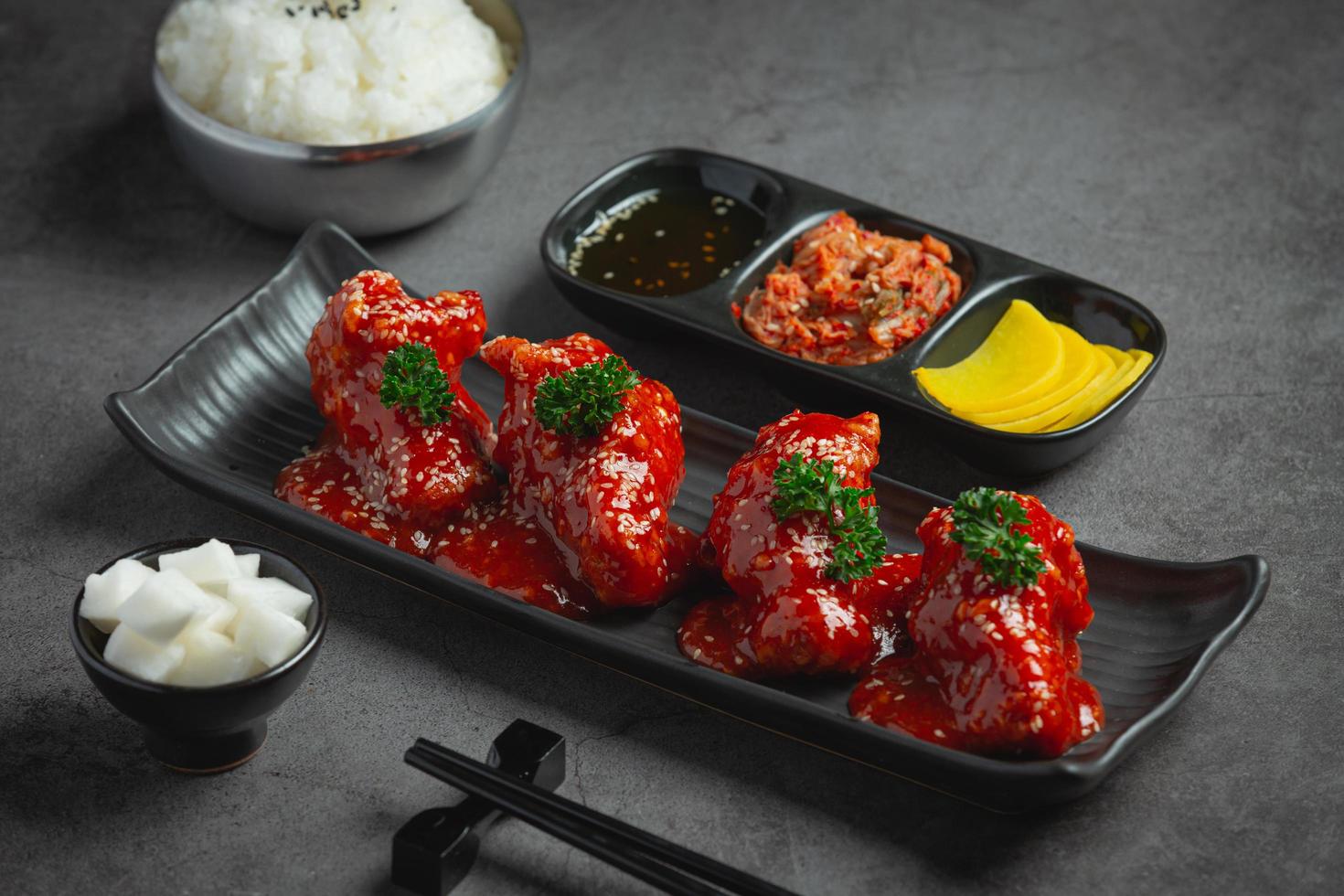 poulet frit dans une sauce épicée à la coréenne photo