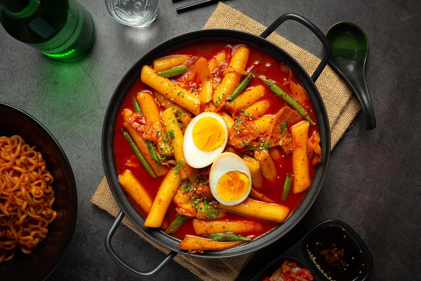 tokbokki au fromage cuisine traditionnelle coréenne sur fond de tableau noir. plat du midi. photo