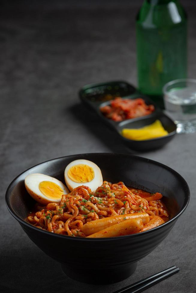 nouilles instantanées coréennes et tteokbokki dans une sauce épicée coréenne, nourriture ancienne photo