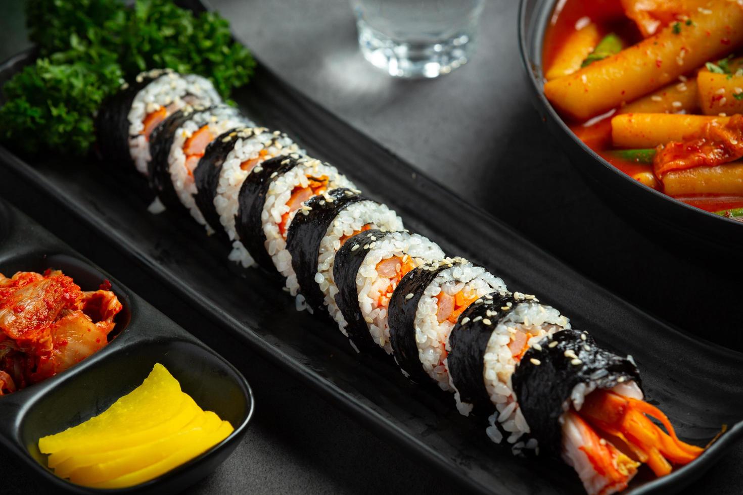 cuisine coréenne, kim bap - riz cuit à la vapeur avec des légumes aux algues. photo