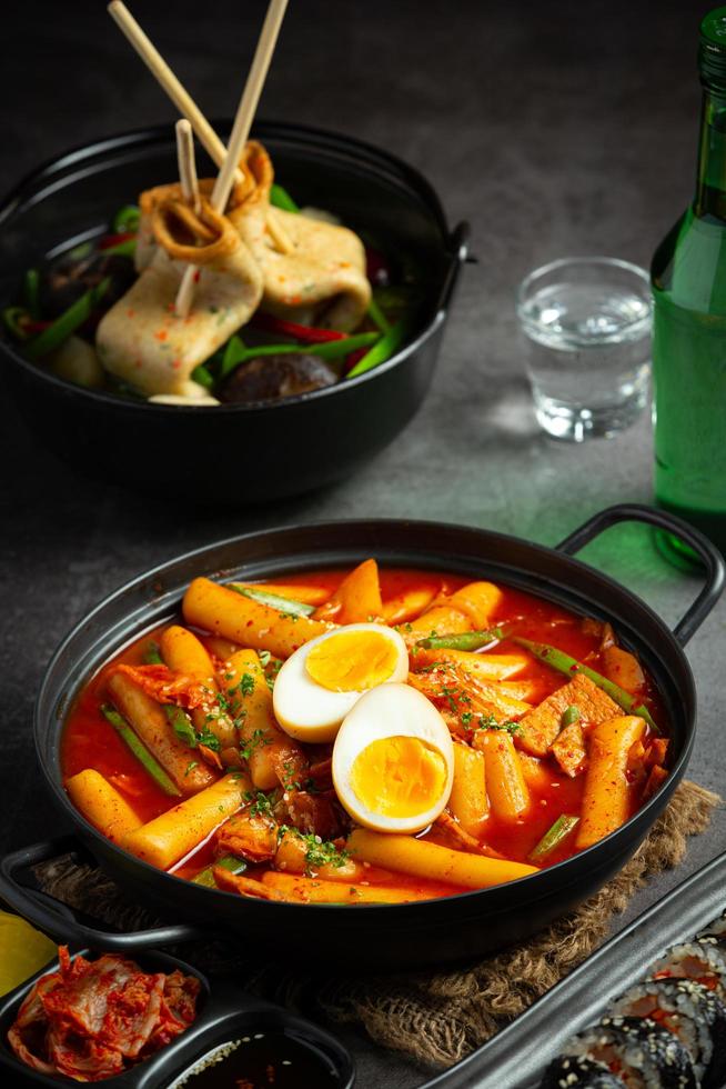 tokbokki au fromage cuisine traditionnelle coréenne sur fond de tableau noir. plat du midi. photo