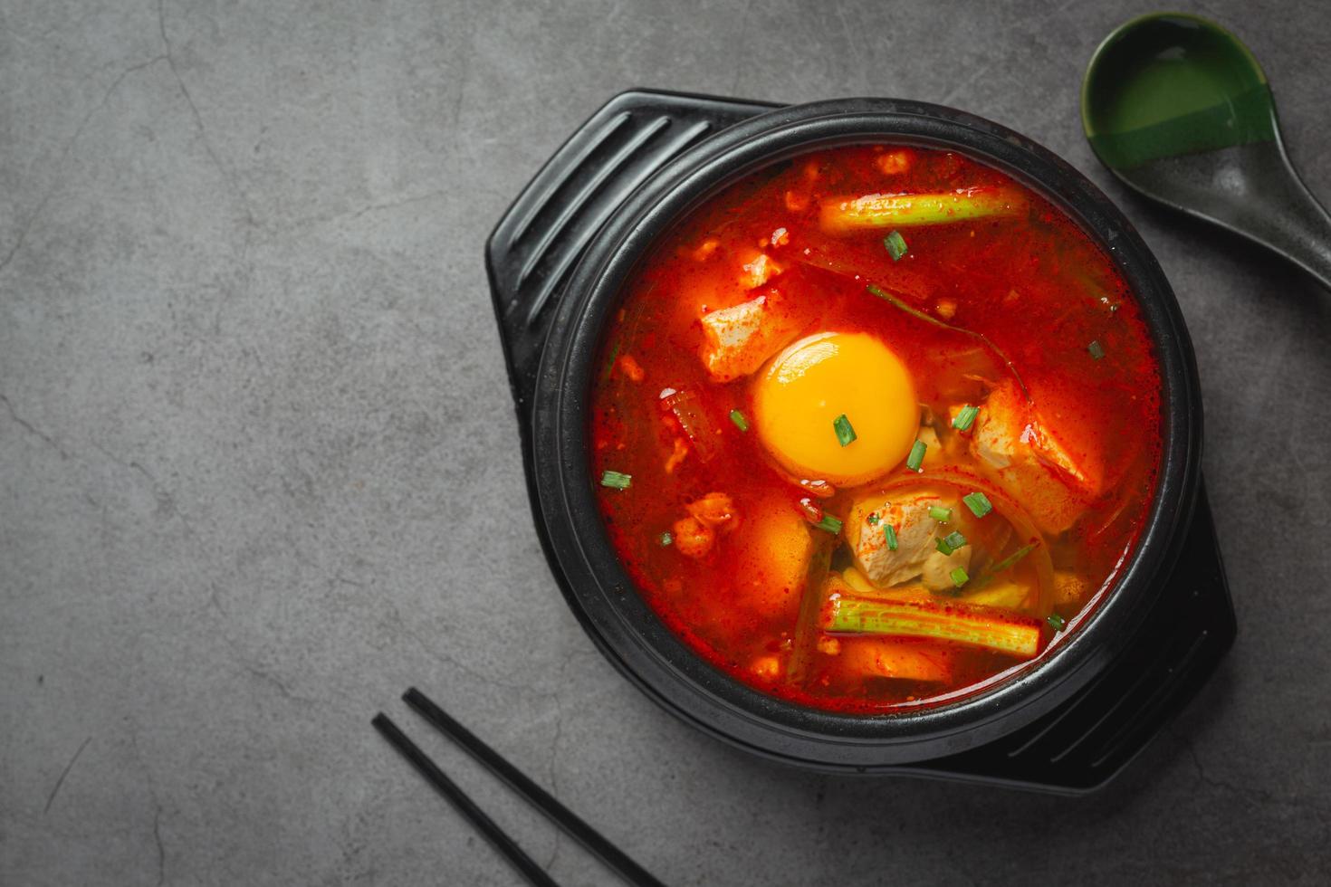 tofu et jaune bouillis dans une soupe épicée photo