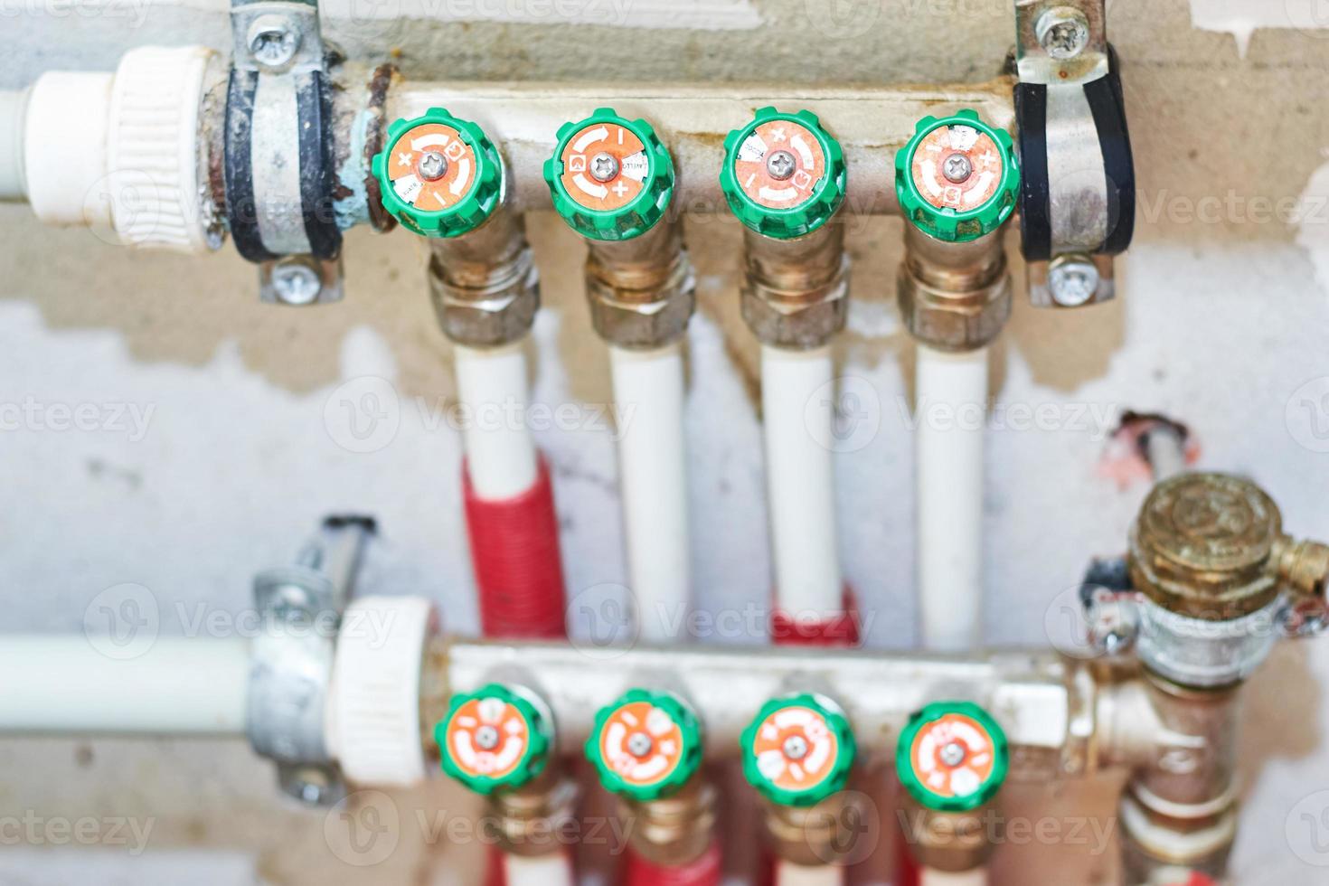 tuyaux et vannes pour l'eau chaude et froide dans un système de chauffage et d'approvisionnement en eau photo