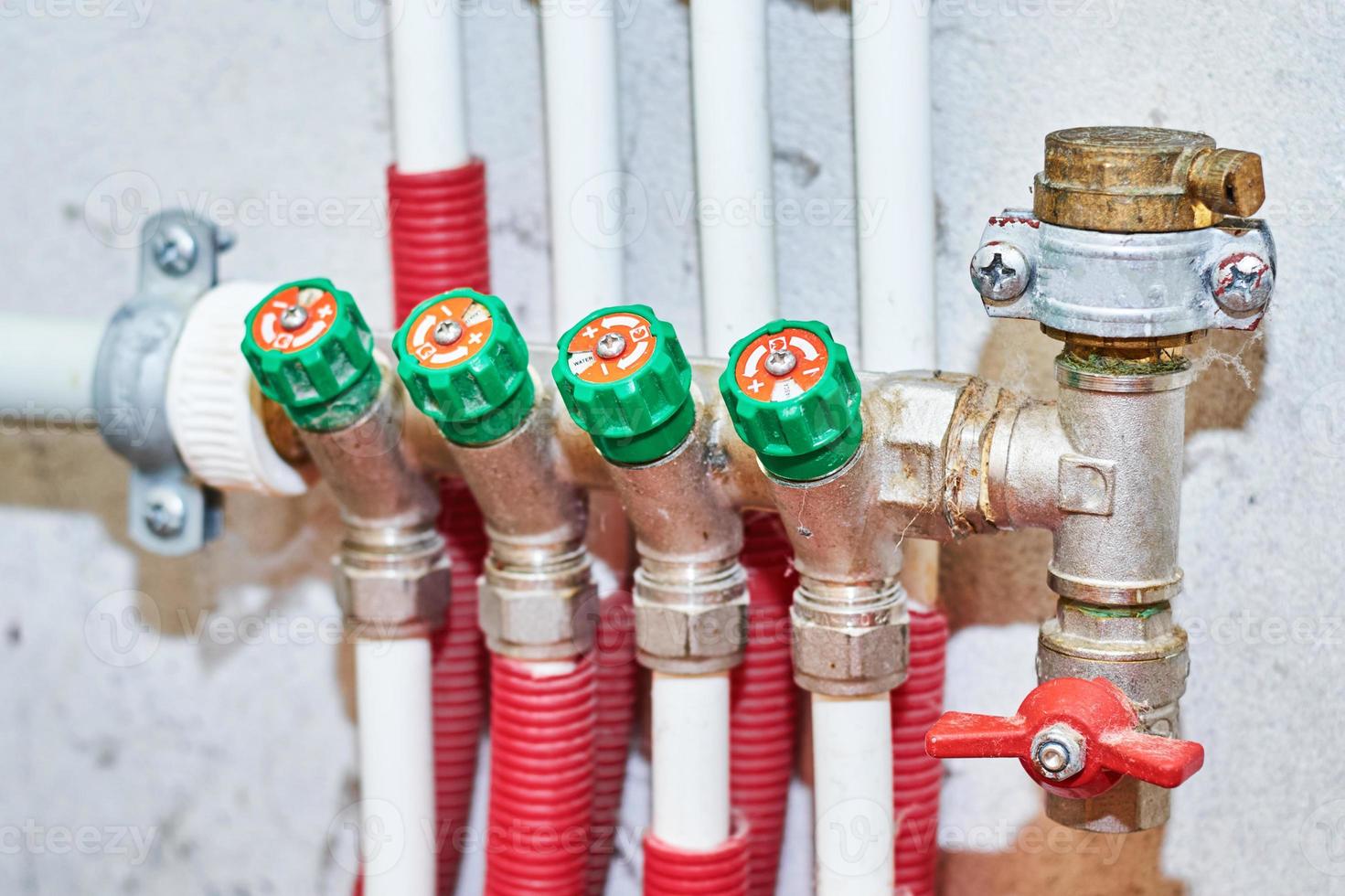 tuyaux et vannes pour l'eau chaude et froide dans un système de chauffage et d'approvisionnement en eau photo