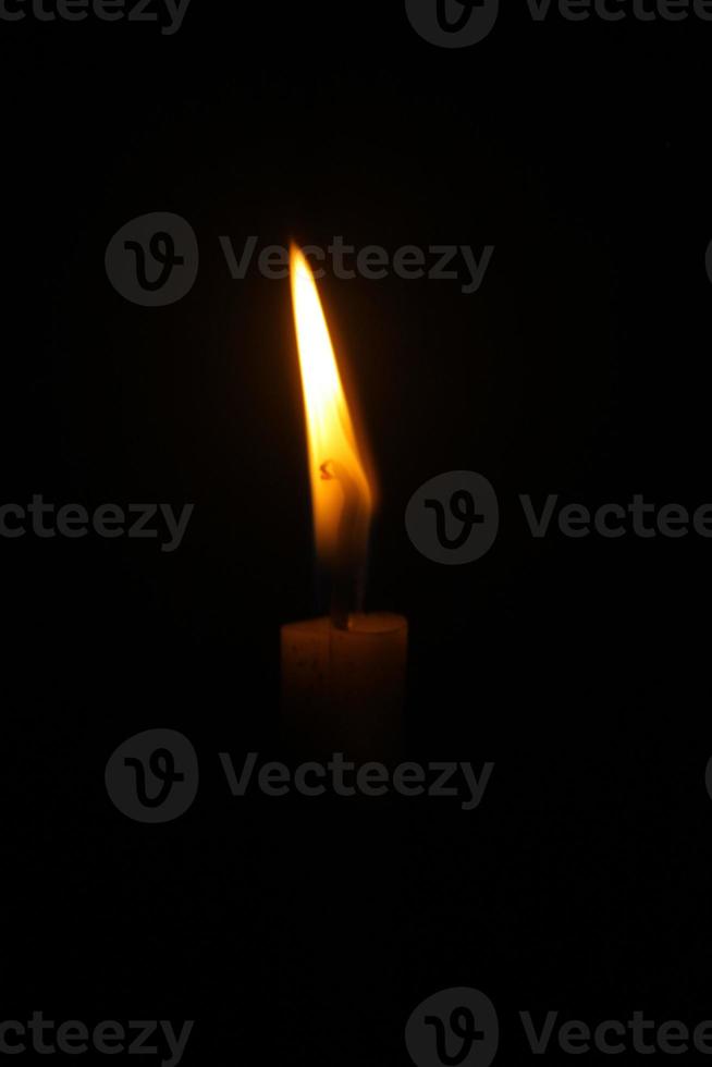 bougies de lumière dans l'obscurité dense photo