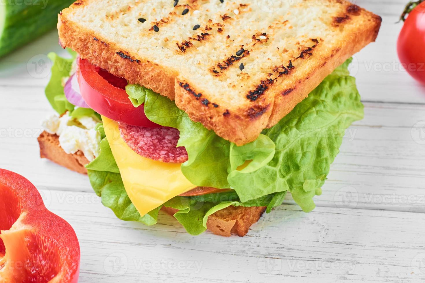 sandwich au jambon, laitue et légumes frais sur fond blanc gros plan photo