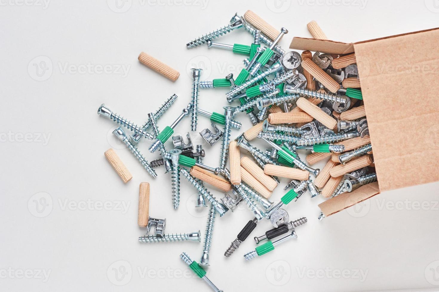 boîte ouverte avec outils de chute pour un assemblage de meubles, gros plan photo