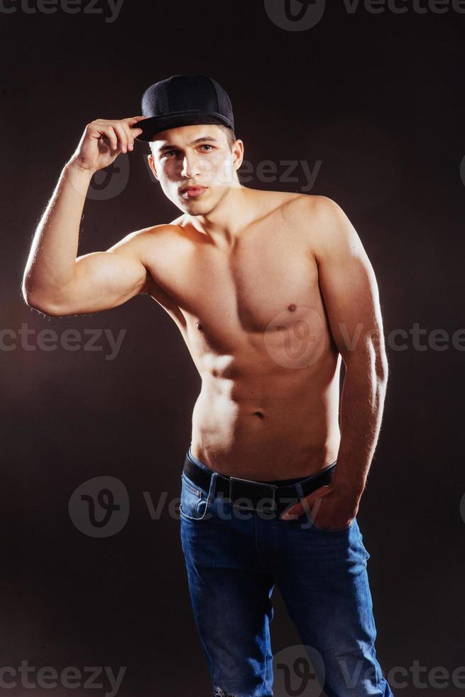 portrait d'un homme de fitness avec torse nu photo