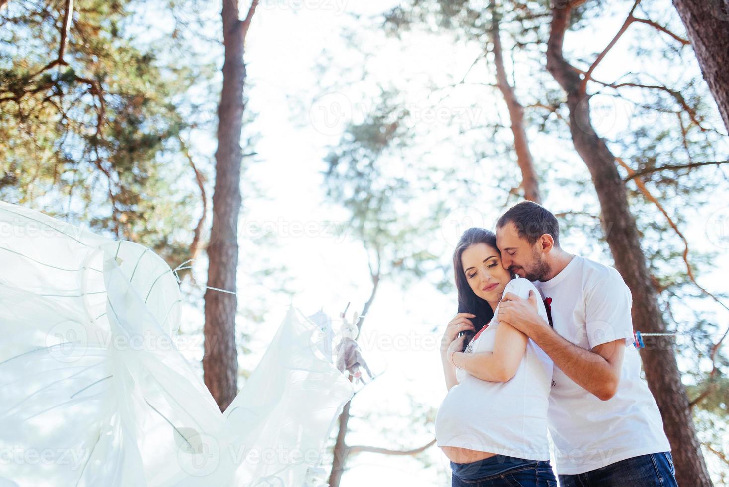 femme enceinte avec son mari attendant le nouveau-né. photo