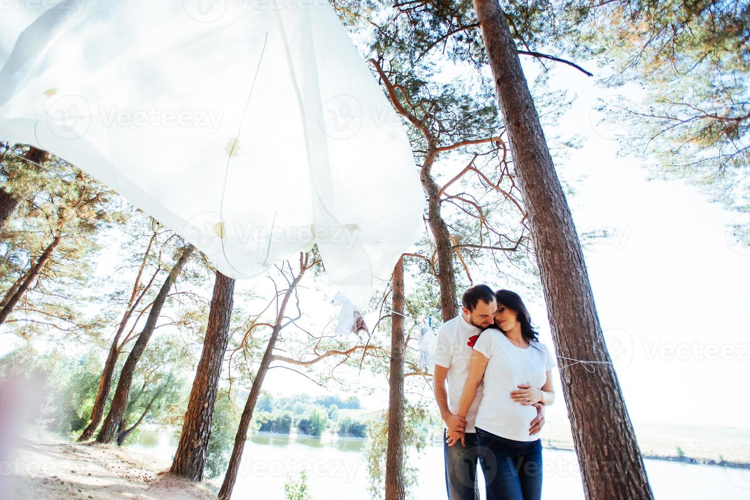 femme enceinte avec son mari attendant le nouveau-né. photo